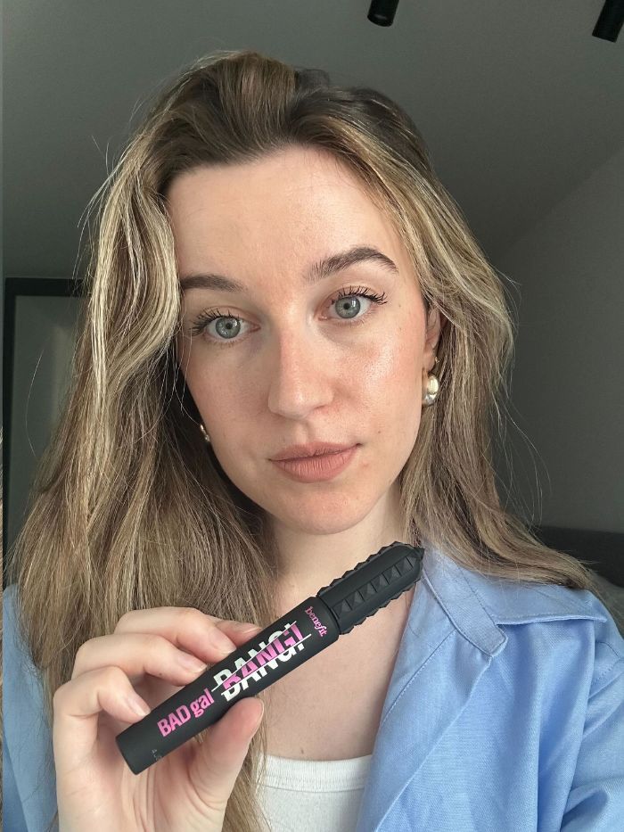 Junior beauty editor Grace Lindsay testing Benefit mascaras