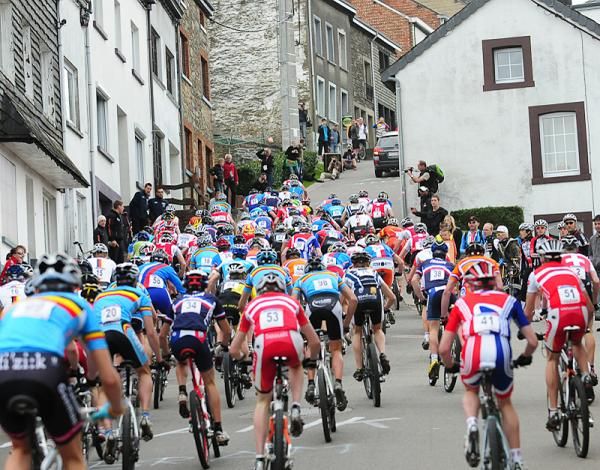 Riders head up hill en mass