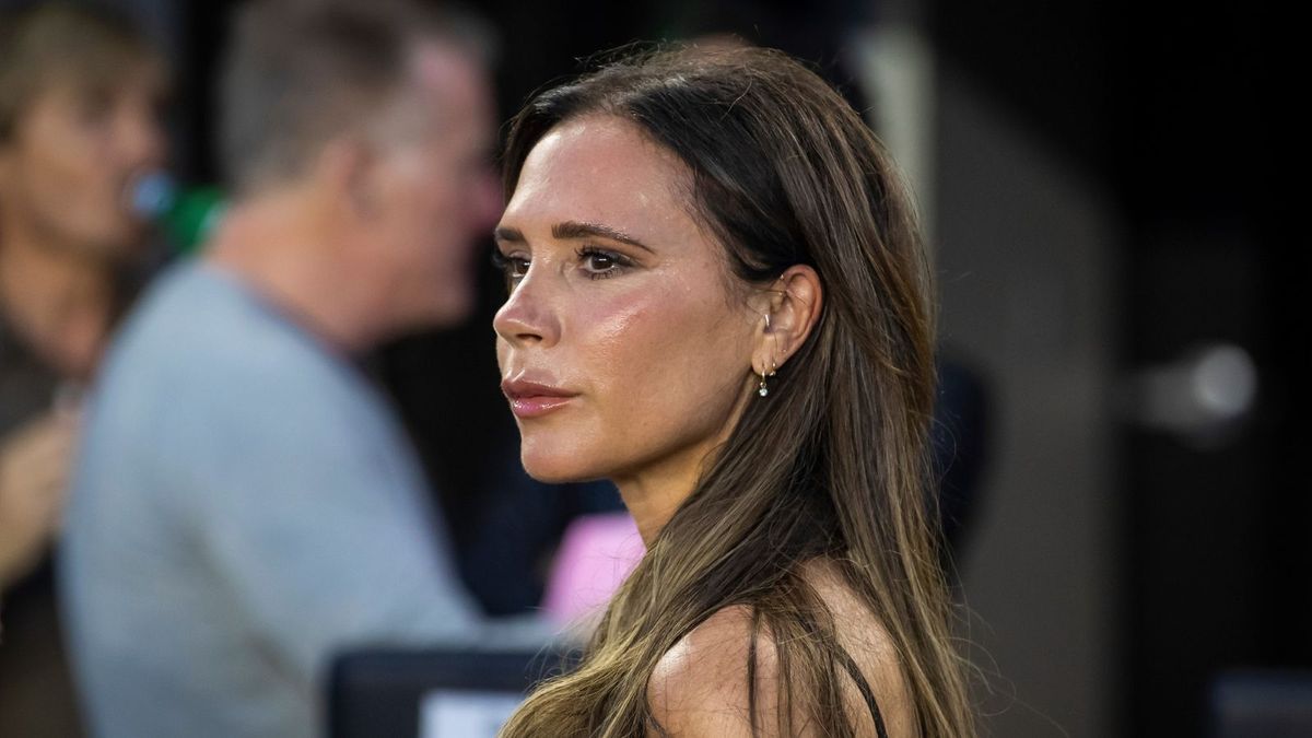 Cette jolie manucure rose est le nouveau style signature de Victoria Beckham : la teinte élégante et subtile fonctionne toute l'année.