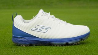 Skechers Pro 5 Hyper Golf Shoe and its white and blue colorway resting on the golf course
