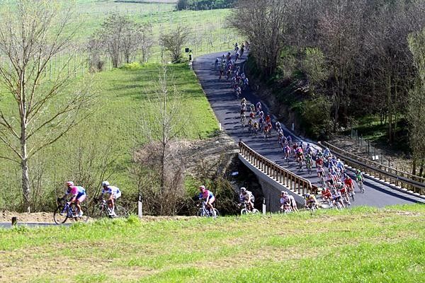 The peloton rolls along.