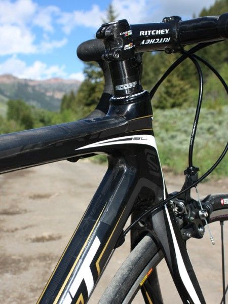 Scott will continue to use a straight 1 1/8" integrated front end on the new 2010 CR1.