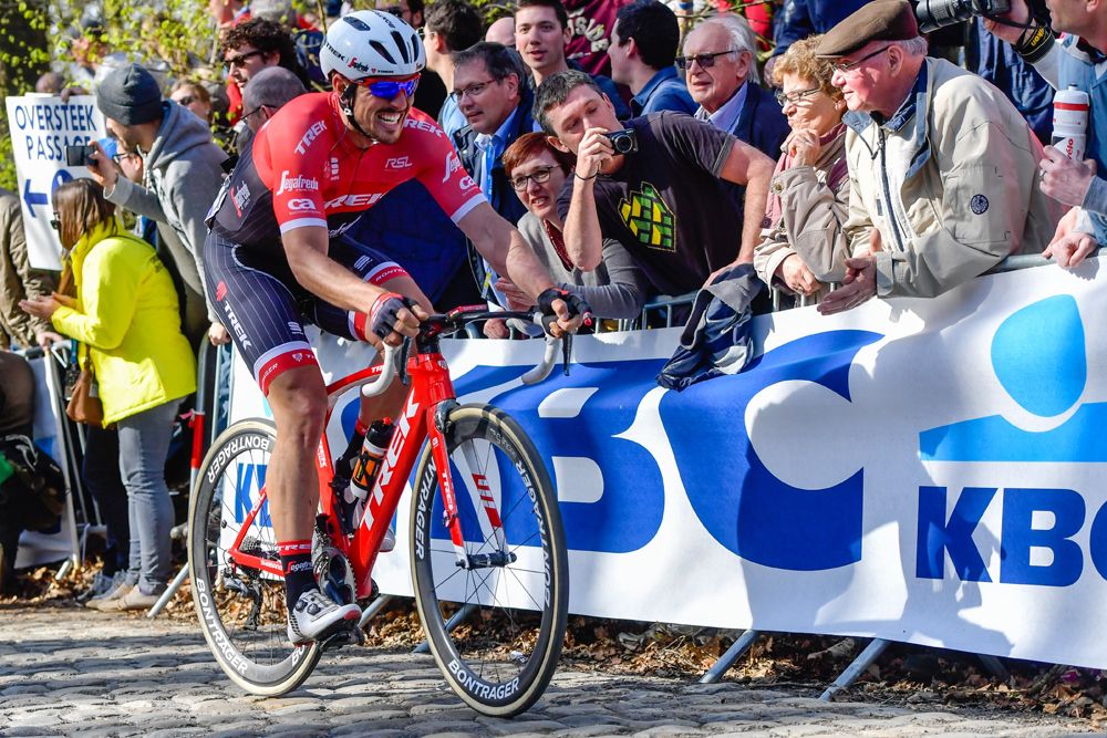 John Degenkolb (Trek Segafredo) couldn't match Sagan and Van Avermaet on the Kemmel but made contact on the descent