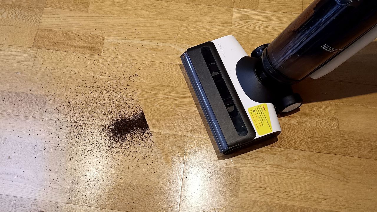 Tineco Floor S6 cleaning up coffee grinds