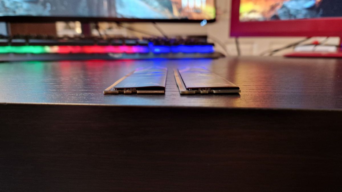 Sabrent Rocket DDR5 RAM Review image from the side to show how thin the sticks are