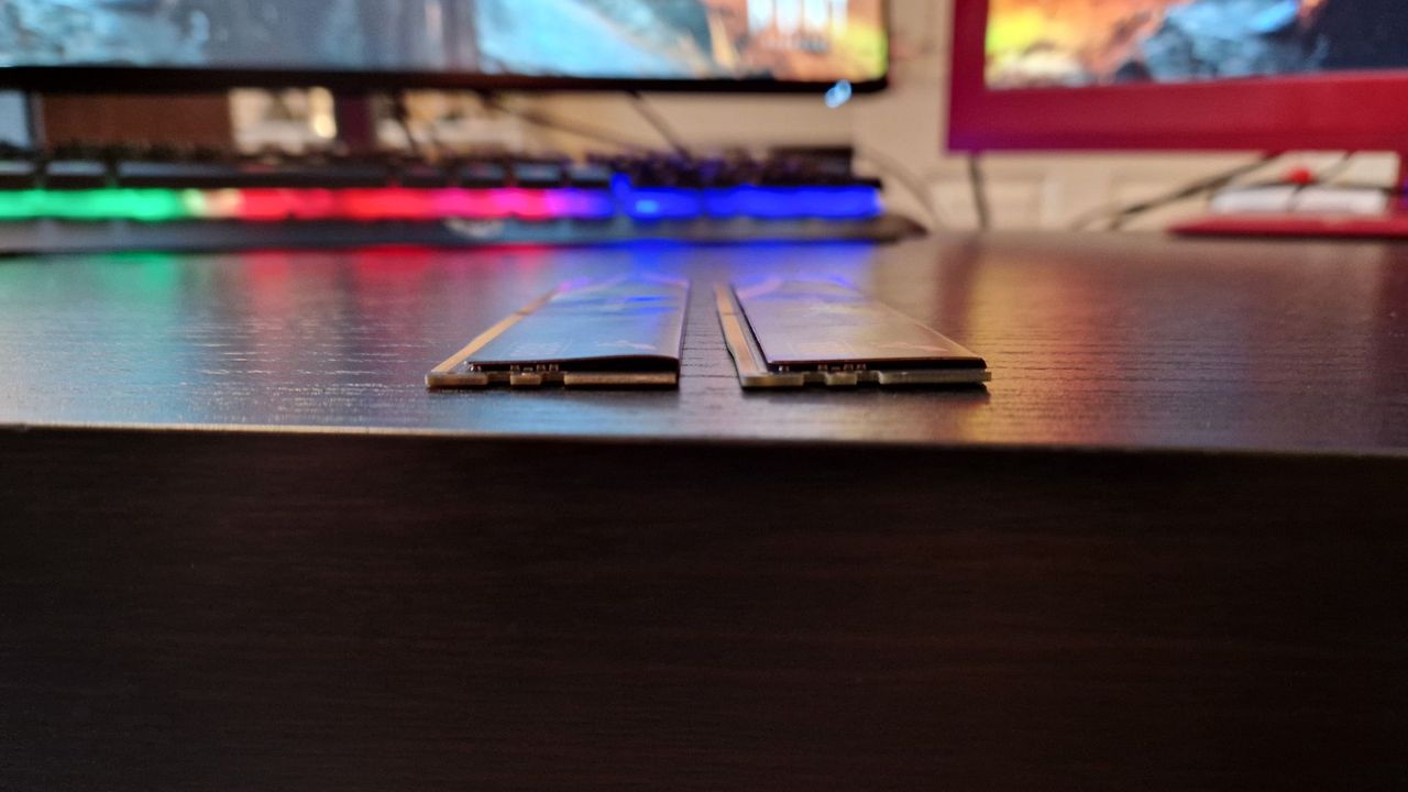 Sabrent Rocket DDR5 RAM Review image from the side to show how thin the sticks are