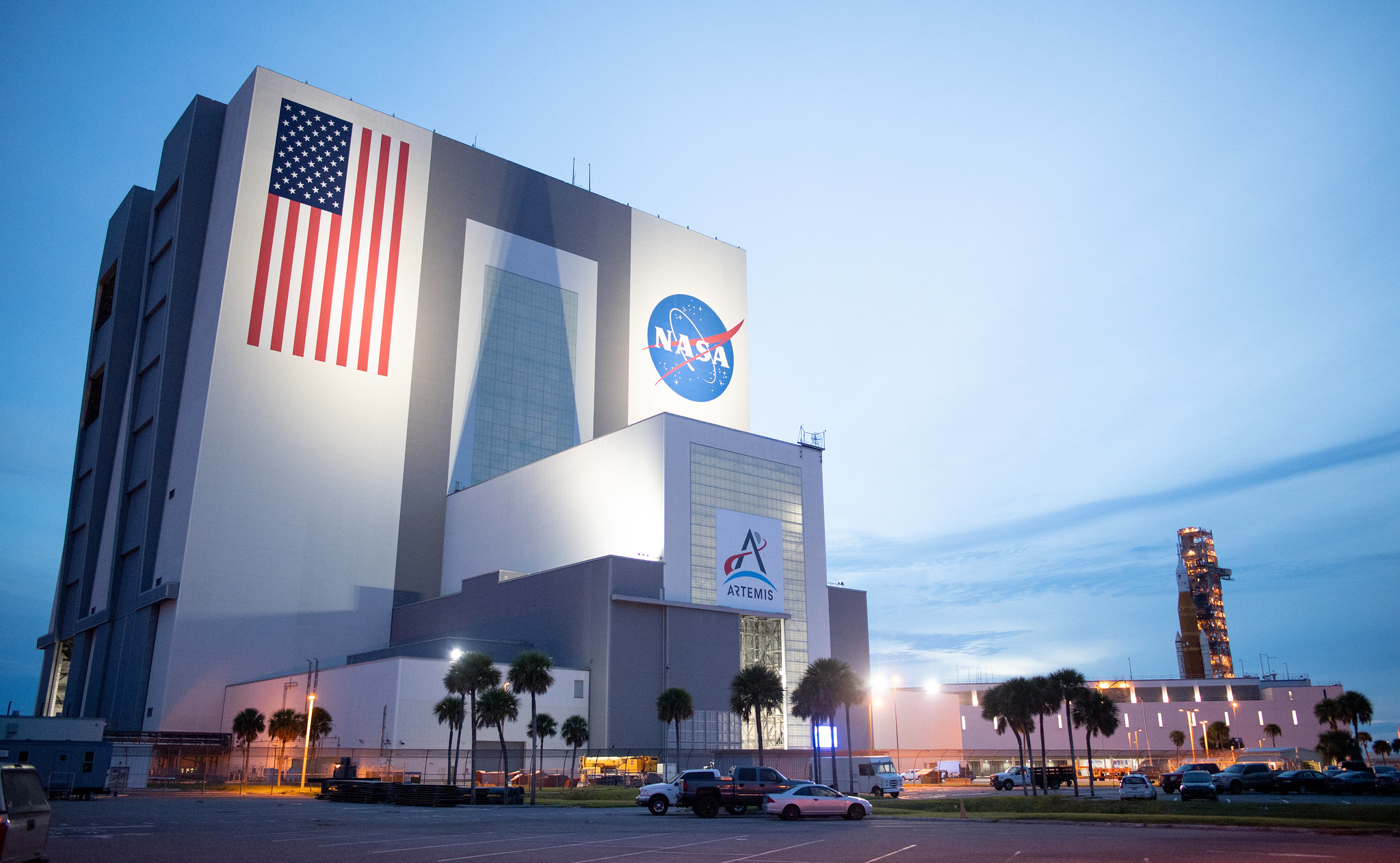 NASA's Artemis 1-maanraket nadert Kennedy Space Center's Vehicle Assembly Building op 27 september 2022 nadat hij van lanceerplatform 39B is gerold om orkaan Ian uit te rijden.