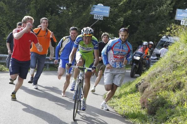 Basso out paces even the tifosi on the Zoncolan