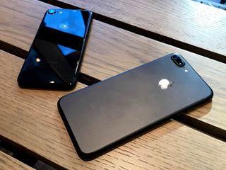 iPhones 7 in black and jet black.