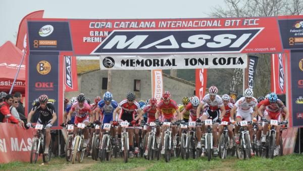 The start of the GP Massi at Corro d'Amunt