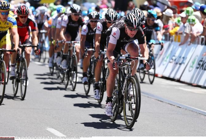 Jens Voigt drags the peloton along on the final stage