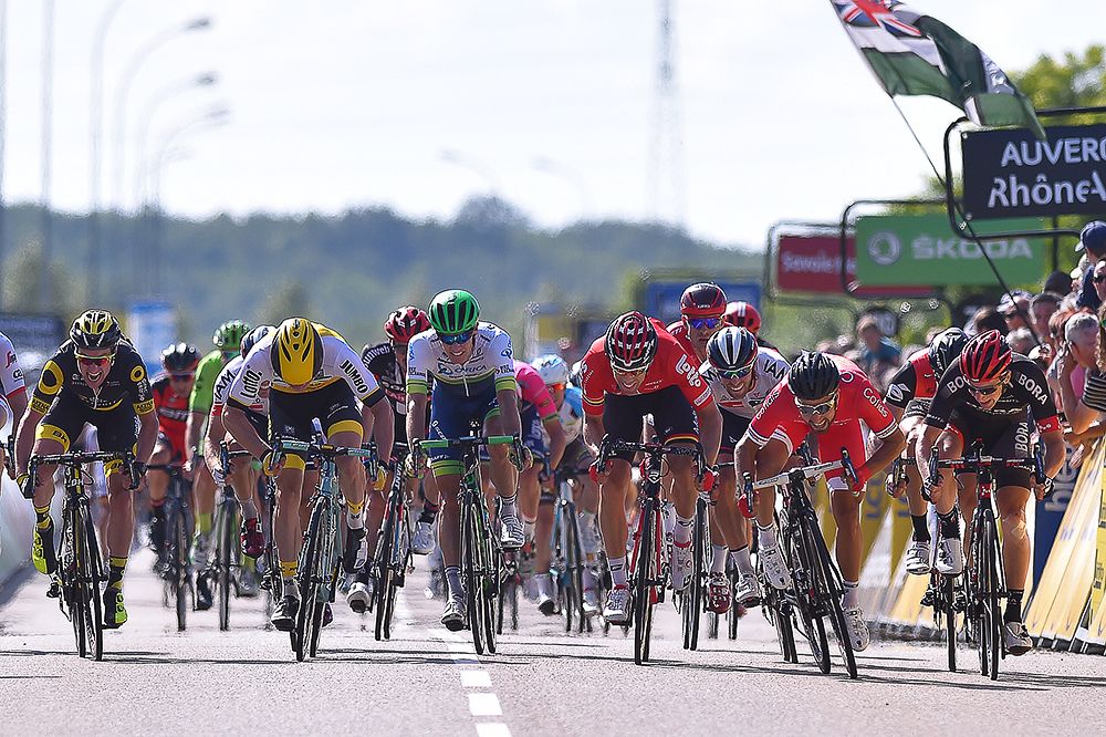The bunch closes in on the finish during stage 1 at Criterium du Dauphine