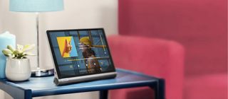 Lenovo Yoga Smart Tab olohuoneen lasipöydällä