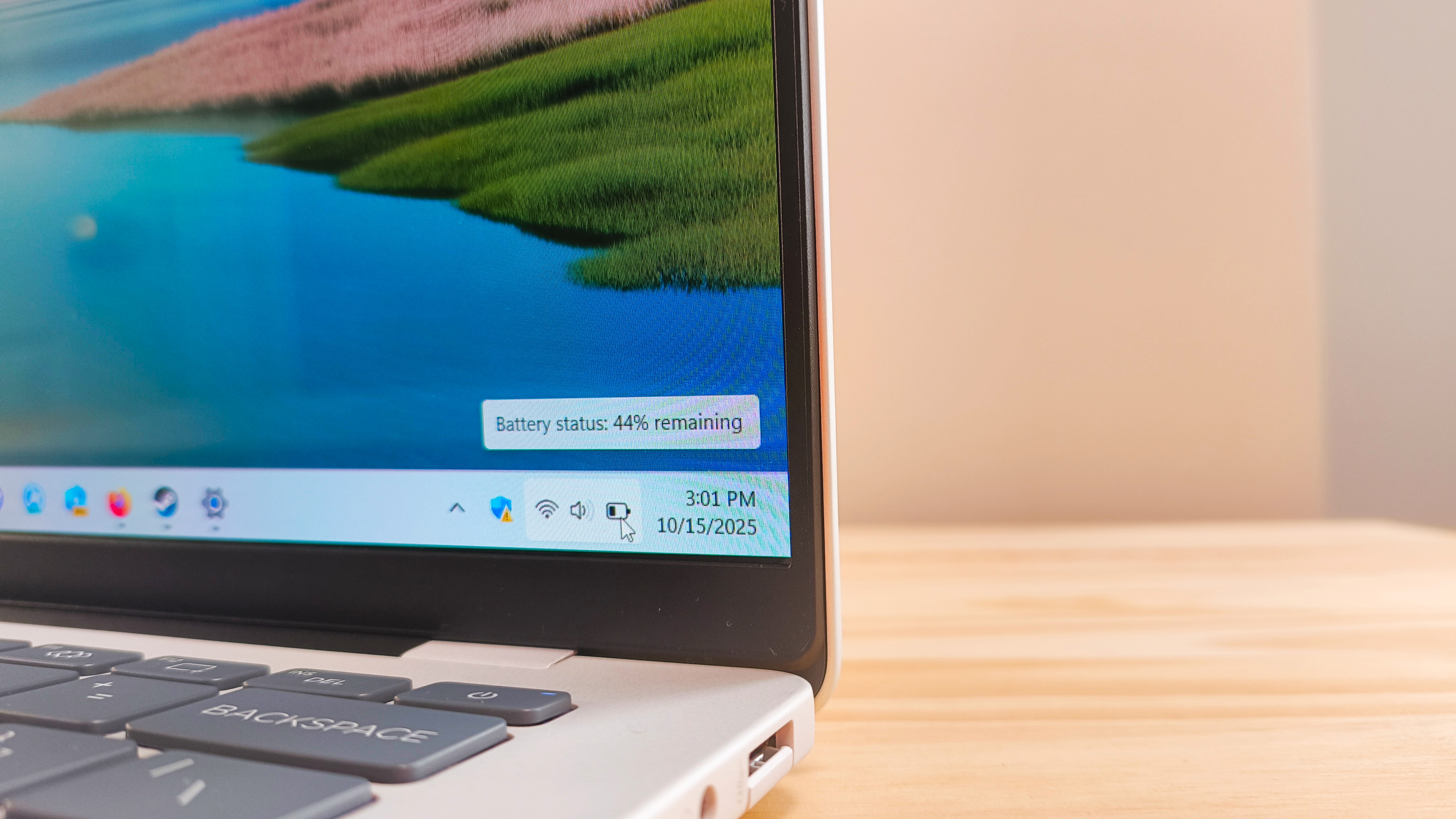 An HP OmniBook 5 14 Inch Next Gen AI PC on a desk