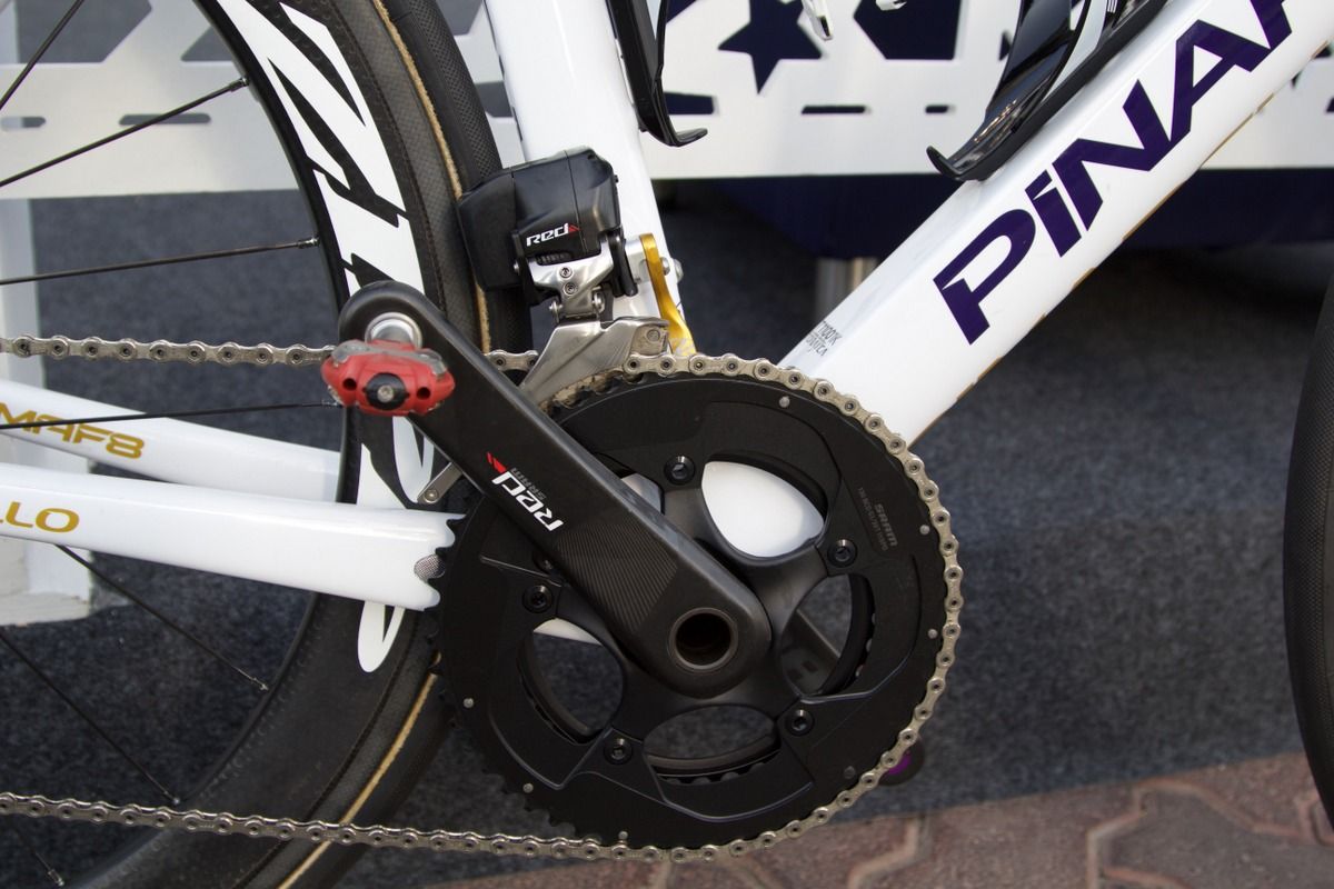 The SRAM e-Tap front mech is matched to 170mm SRAM Red cranks and a 53/39 chain ring combo. And of course the speedplay pedals whereas his teammates are on Shimano