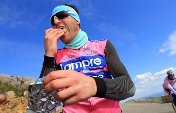 Alessandro Petacchi (Lampre - Merida) enjoys a quick snack