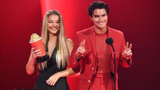 LOS ANGELES, CALIFORNIA - MAY 16: (L-R) Madelyn Cline and Chase Stokes accept the Best Kiss award for 'Outer Banks' onstage during the 2021 MTV Movie & TV Awards at the Hollywood Palladium on May 16, 2021 in Los Angeles, California.