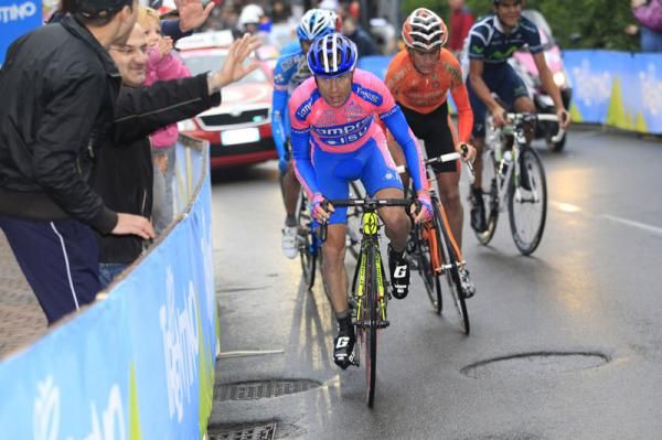 Michele Scarponi (Lampre - ISD) heads towards the line