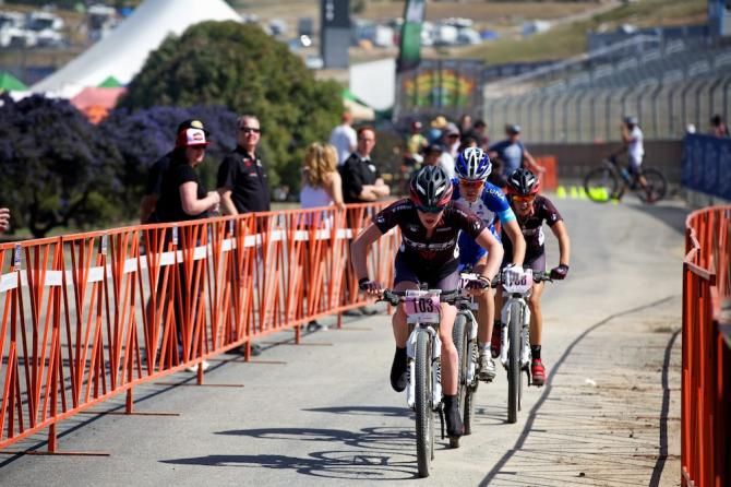 Annie Last (Trek Factory Racing) fighting for 4th place late in the race.