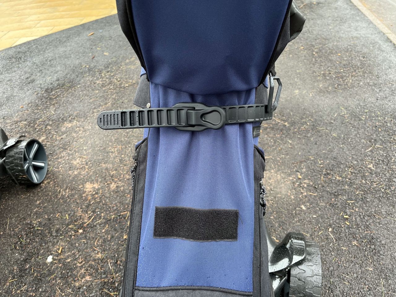 The cart strap area on the Wilson iLock cart bag