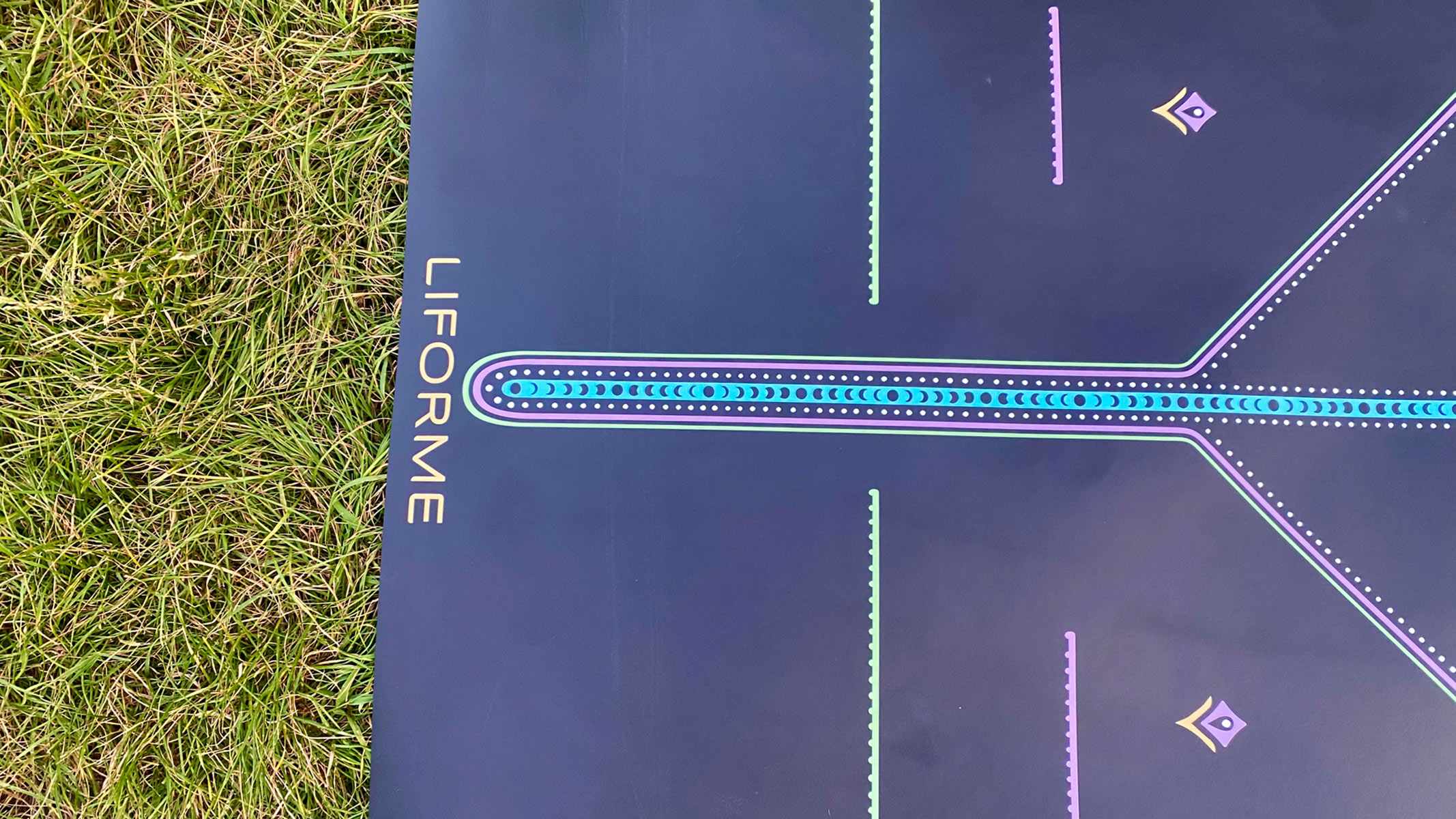 A close-up picture of the alignment marks on the Liforme yoga mat