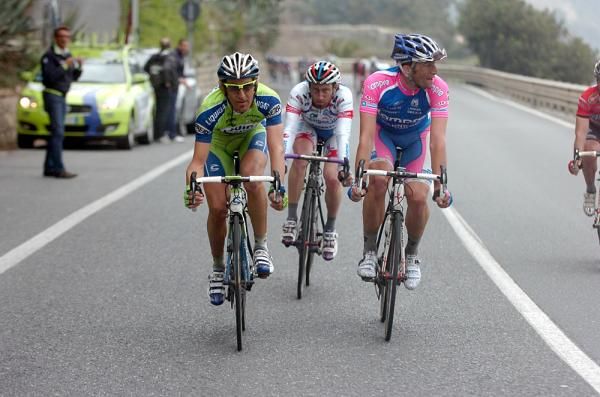 Franco Pellizotti (Liquigas) tries to draw out a move in the final 20km
