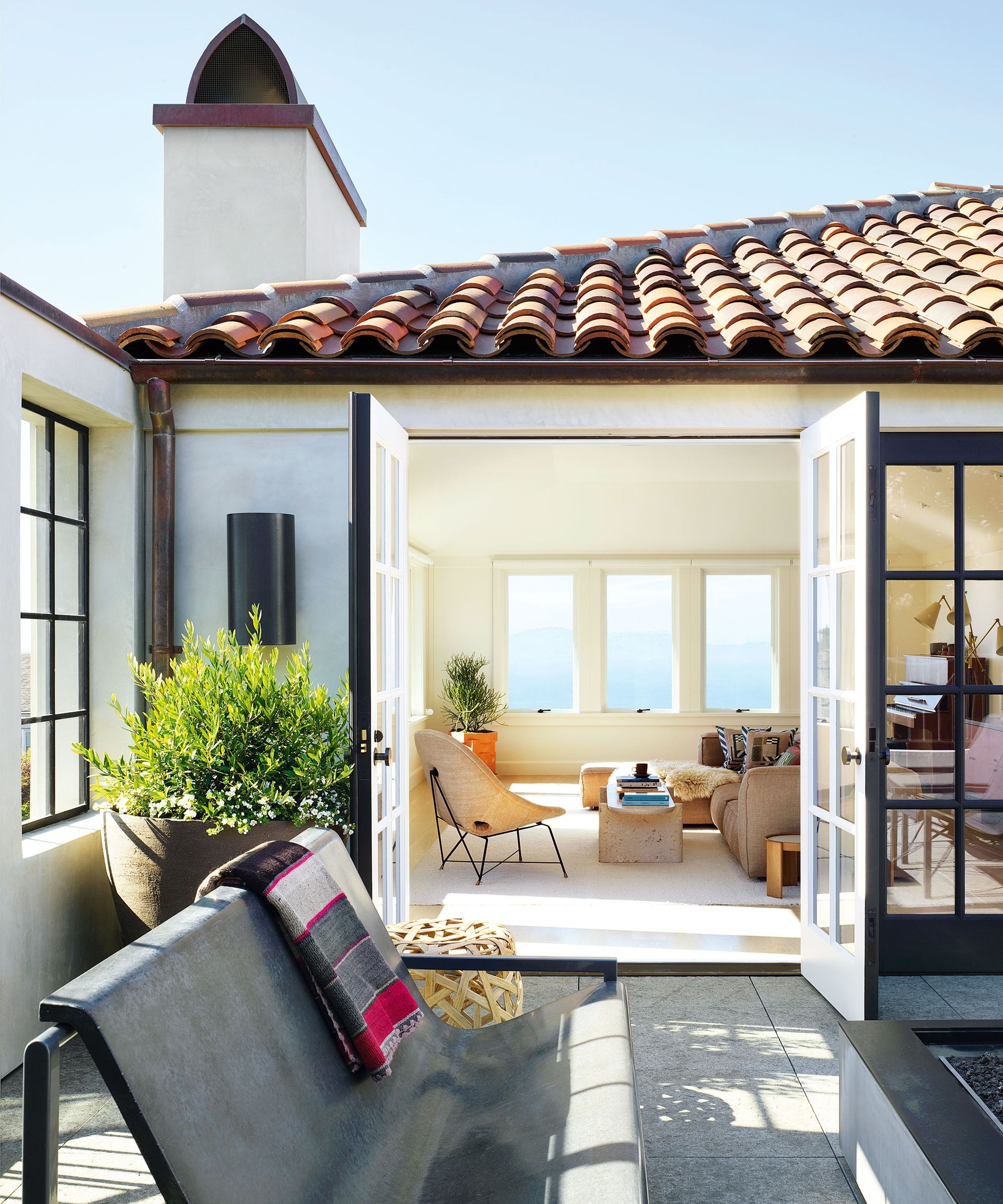 Enclosed roof terrace with rendered walls in 1920s San Francisco house