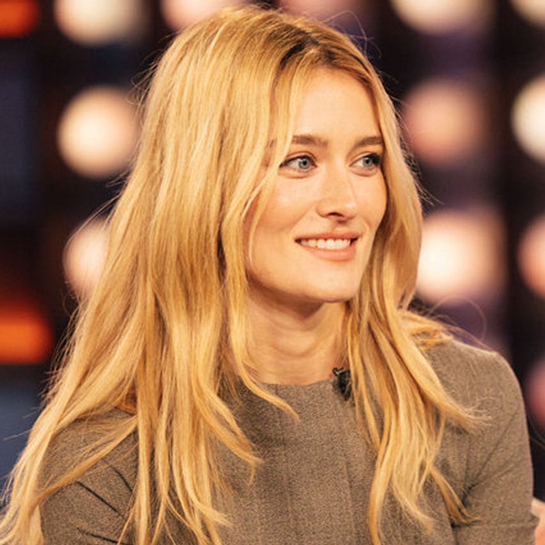 Sarah Pidgeon wore the collarless blazer trend to elevate dark-wash, straight-leg jeans