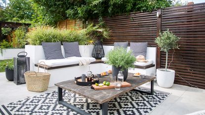 A contemporary patio which avoids patio design mistakes with the correct patio materials