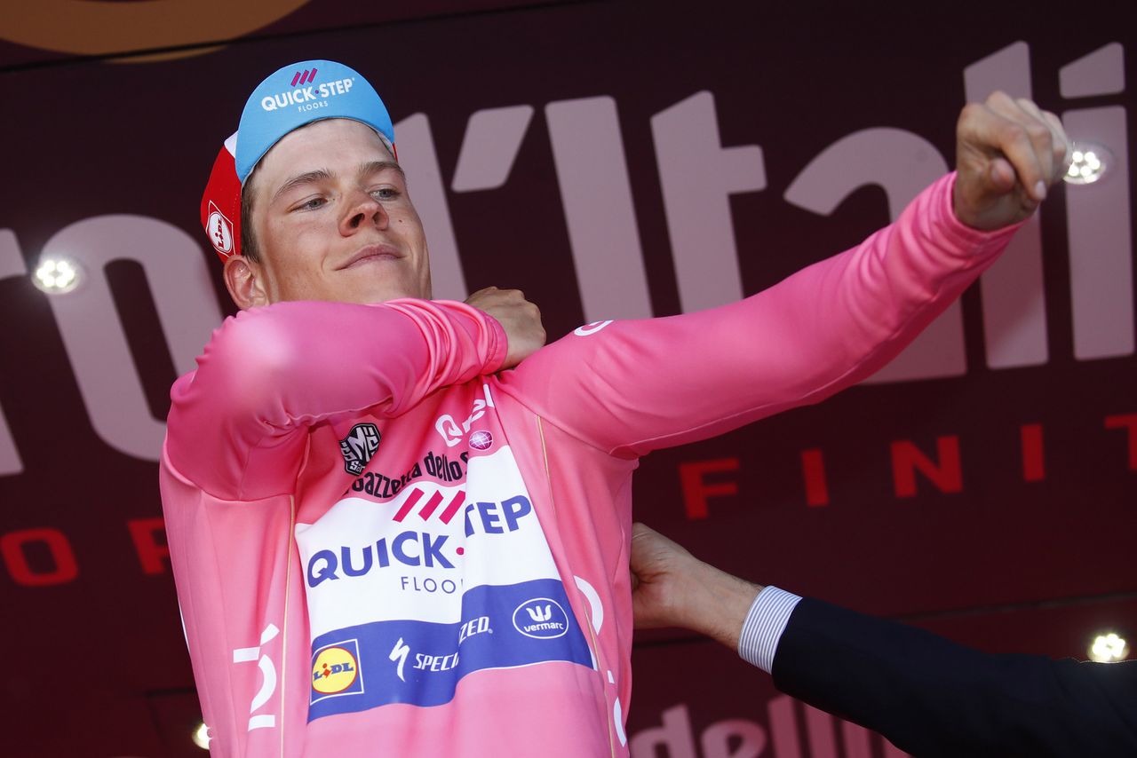 Bob Jungels puts on pink again after the Giro's fifth stage.