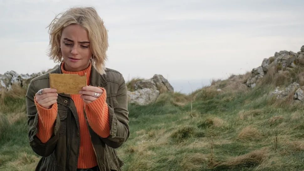 Millie Gibson&#039;s Ruby reads a note in Doctor Who season 14 episode 73 Yards