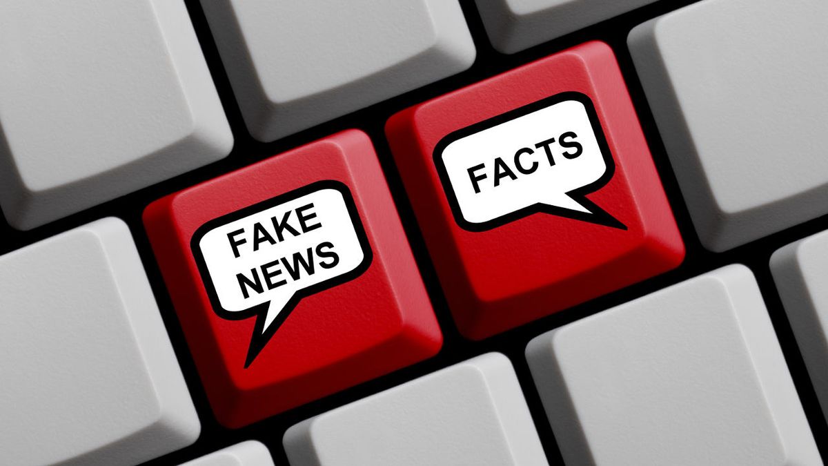 Red keys on keyboard labeled &quot;Fake news&quot; and &quot;Facts&quot;