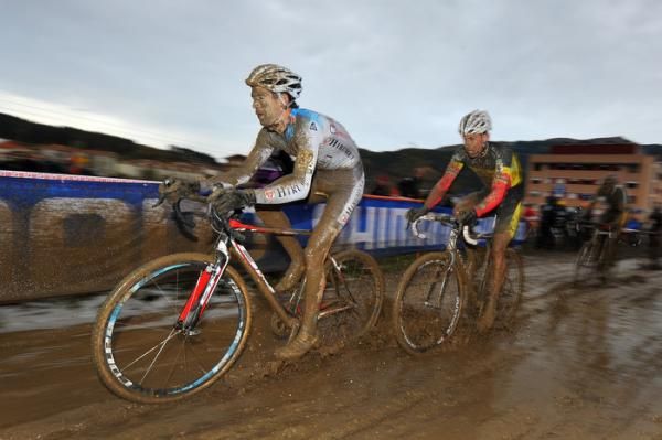 Egoitz Murgoitio Rekalde leads Sven Nys in Igorre