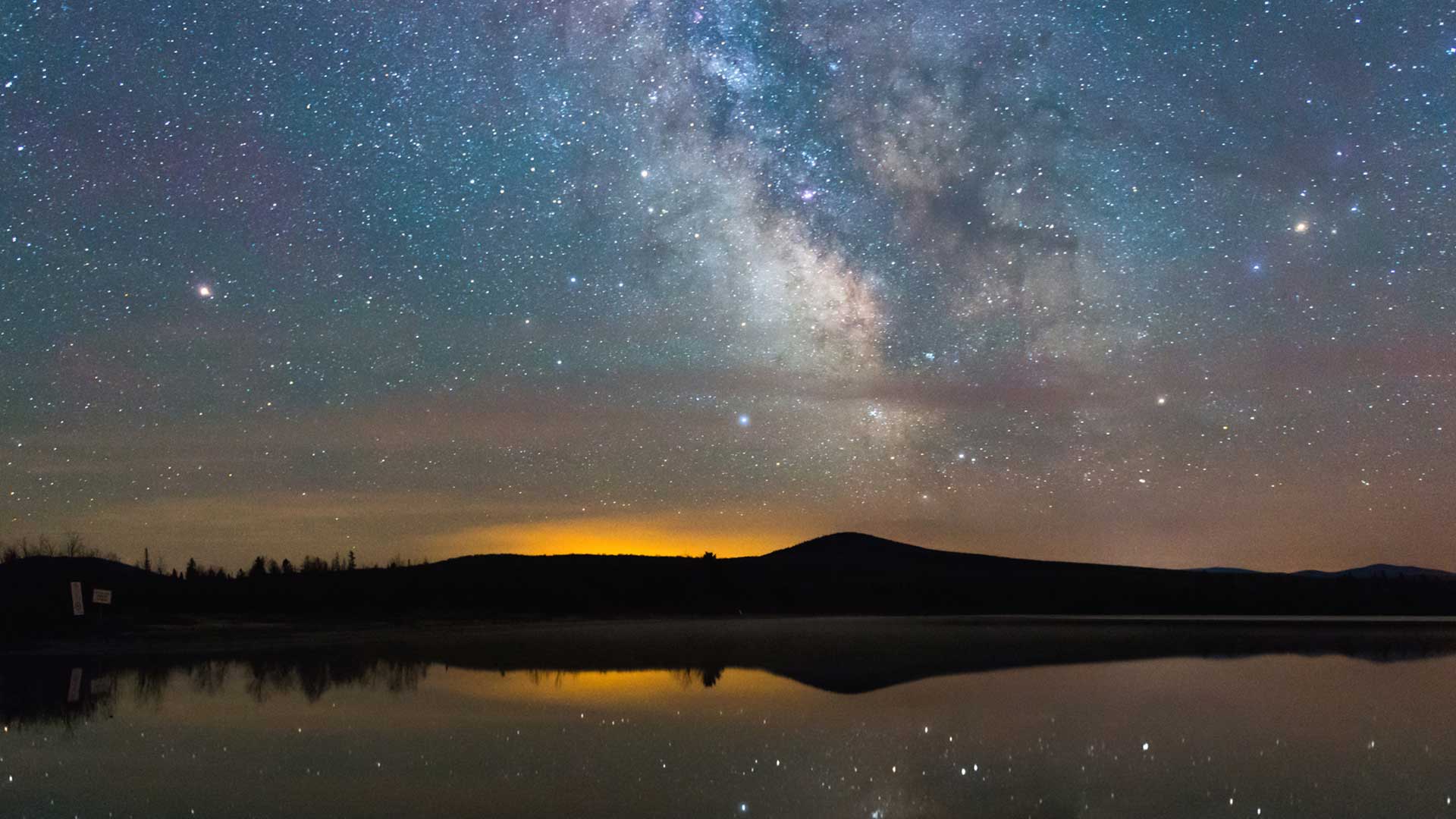 Quebec astro image with lake in foreground