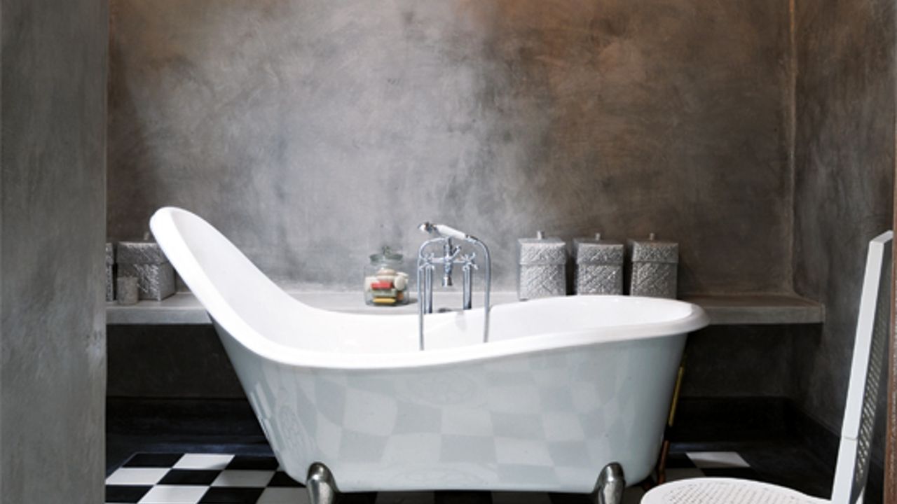 bathroom with white bathtub and chequered tiles