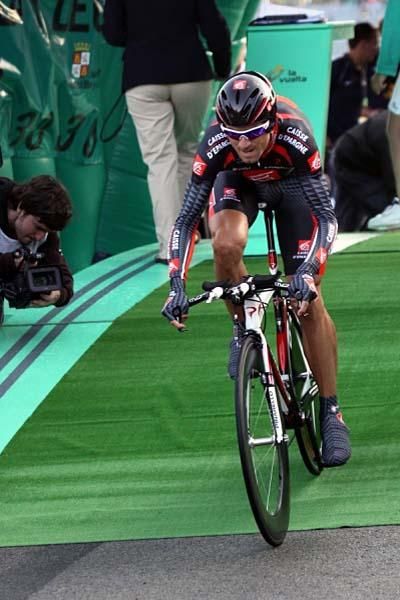 Alejandro Valverde (Caisse d'Epargne) rolls off