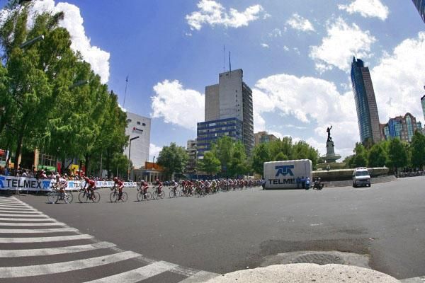The peloton passes through the city centre.
