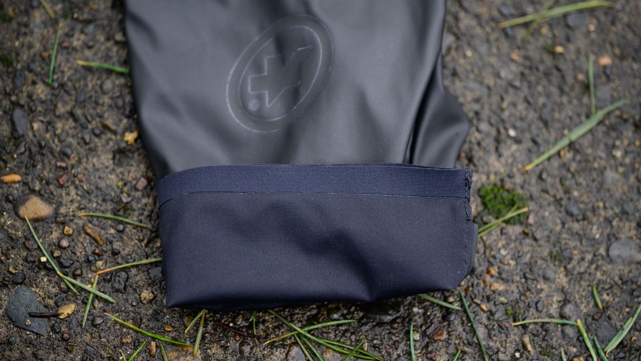 Assos RSR Thermo rain shell glove reinforced edge seam