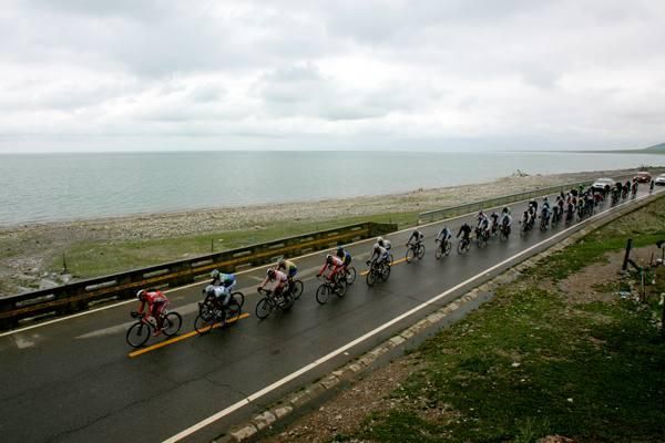 The lead group rides along the shores of Qinghai Lake.