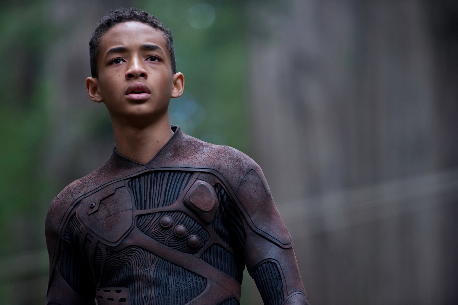 Jaden Smith i sci-fi uniform kigger mod horisonten i After Earth