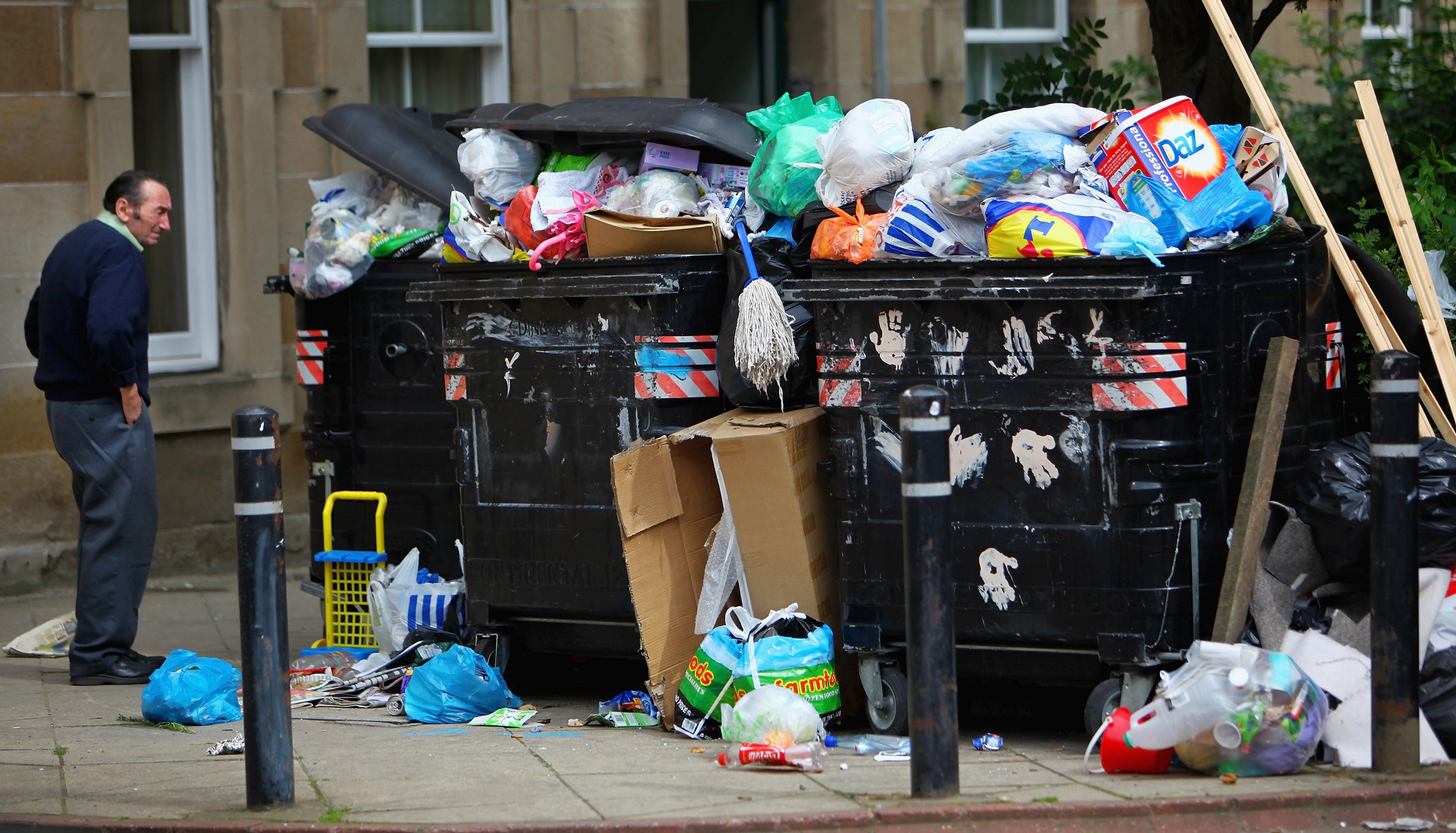 The rubbish bins every week. Rubbish. Rubbish bin. Rubbish in the bin.