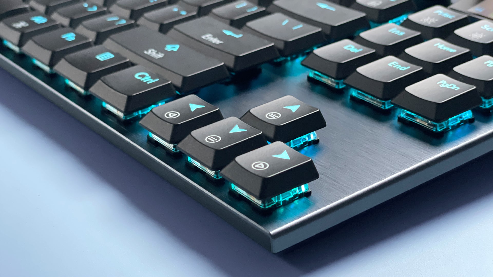 Teclado mecánico para juegos Hexgears Immersion A3 sobre fondo azul.