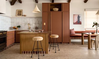 Tobacco-colored and wood kitchen with pink checkboard tiled kickbacks