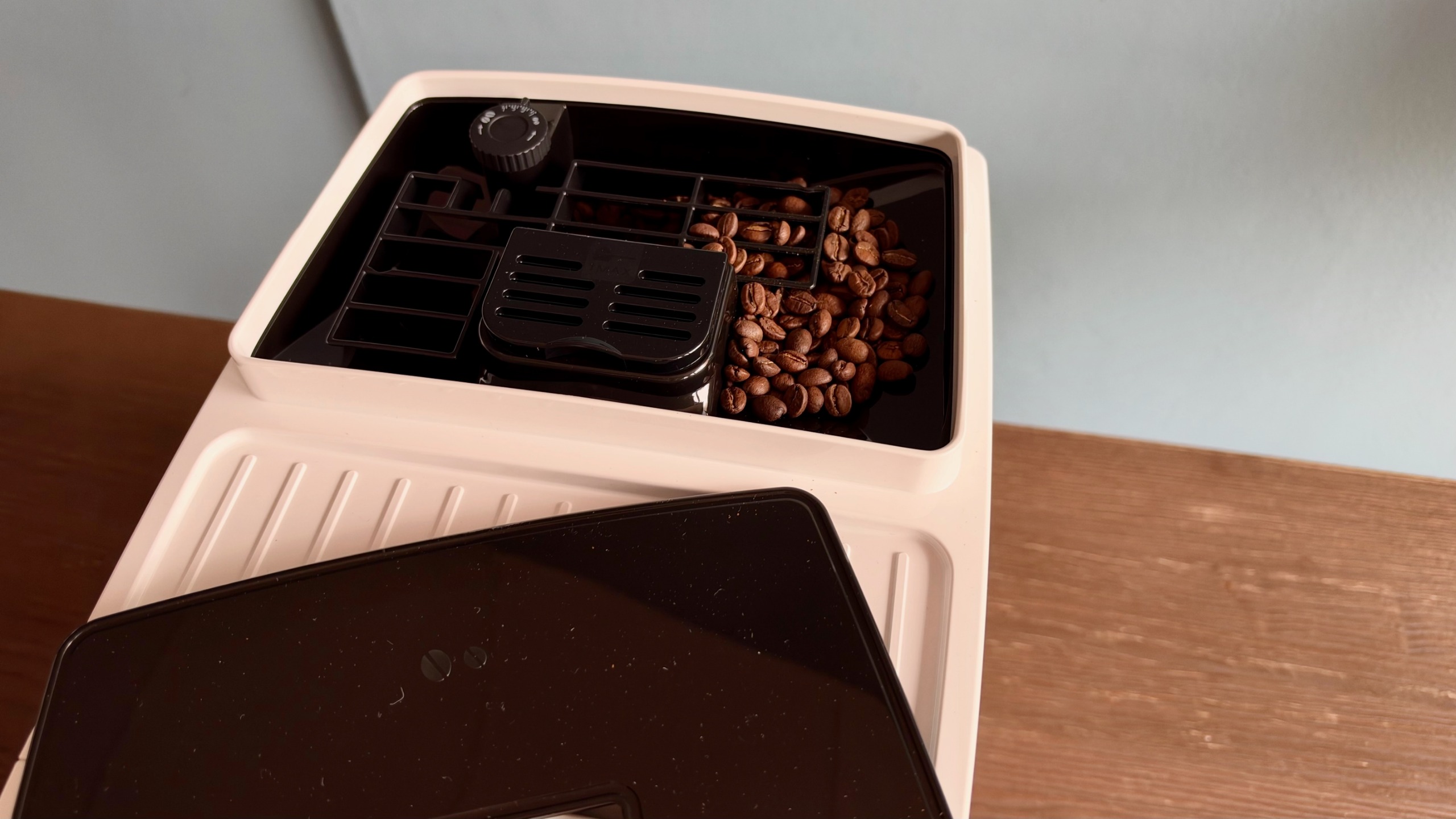 De'Longhi Magnifica Start bean hopper with lid removed.