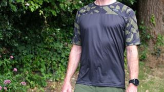 Close up of the Gorewear TrailKPR Daily jersey being worn by a mountain biker