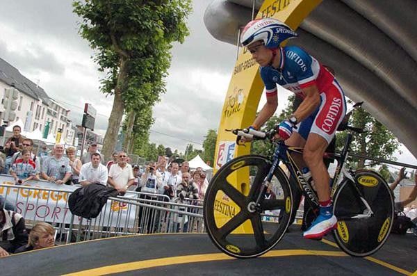French champ Sylvain Chavanel (Cofidis) leaves