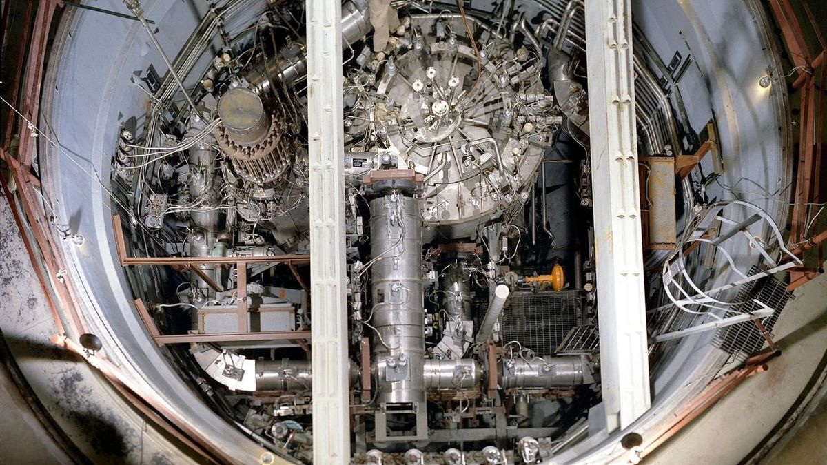 A top down view of the Oak Ridge National Laboratory&#039;s 1960s molten salt reactor experiment, an early precursor to the Chinese reactor. 