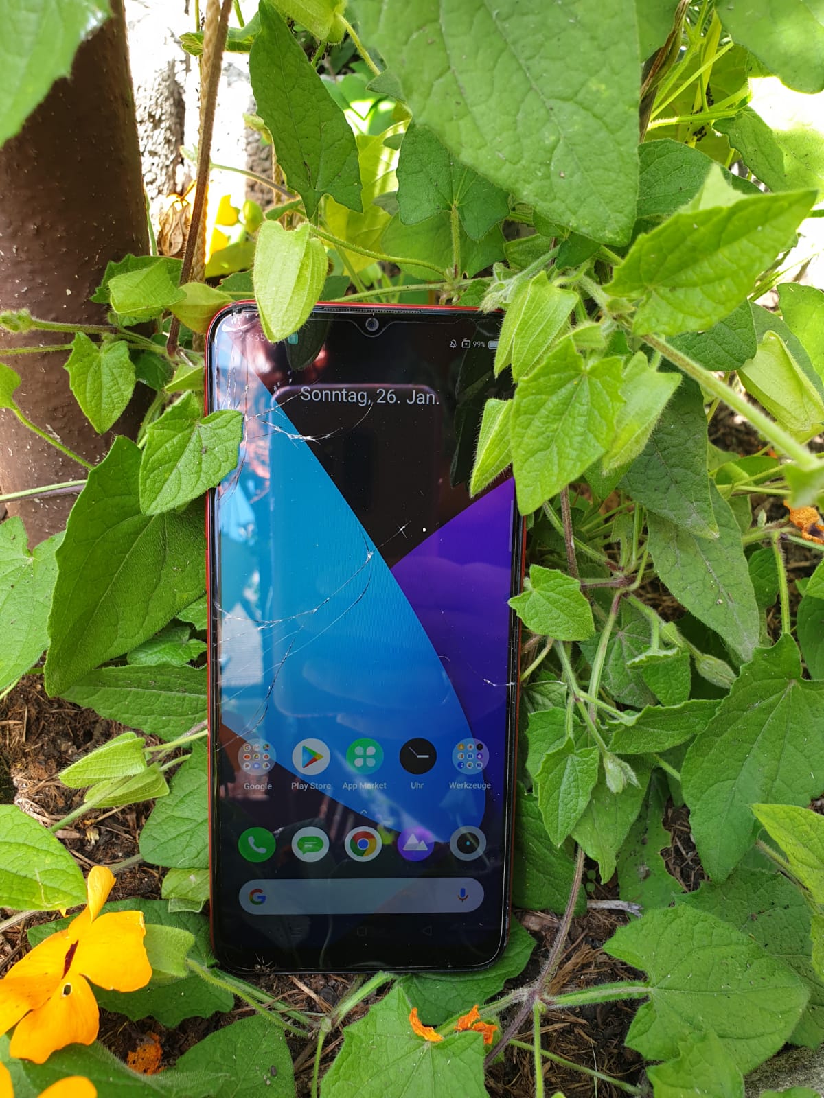 Oben mittig befindet sich die Selfiekamera, das Display ist klar und hell und nahezu Notch-frei... wie du siehst, ist mir leider ein kleines Malheur passiert.