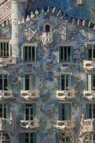 facade and curved features of Casa Batlló in barcelona, distinctive parts of antoni gaudi architecture