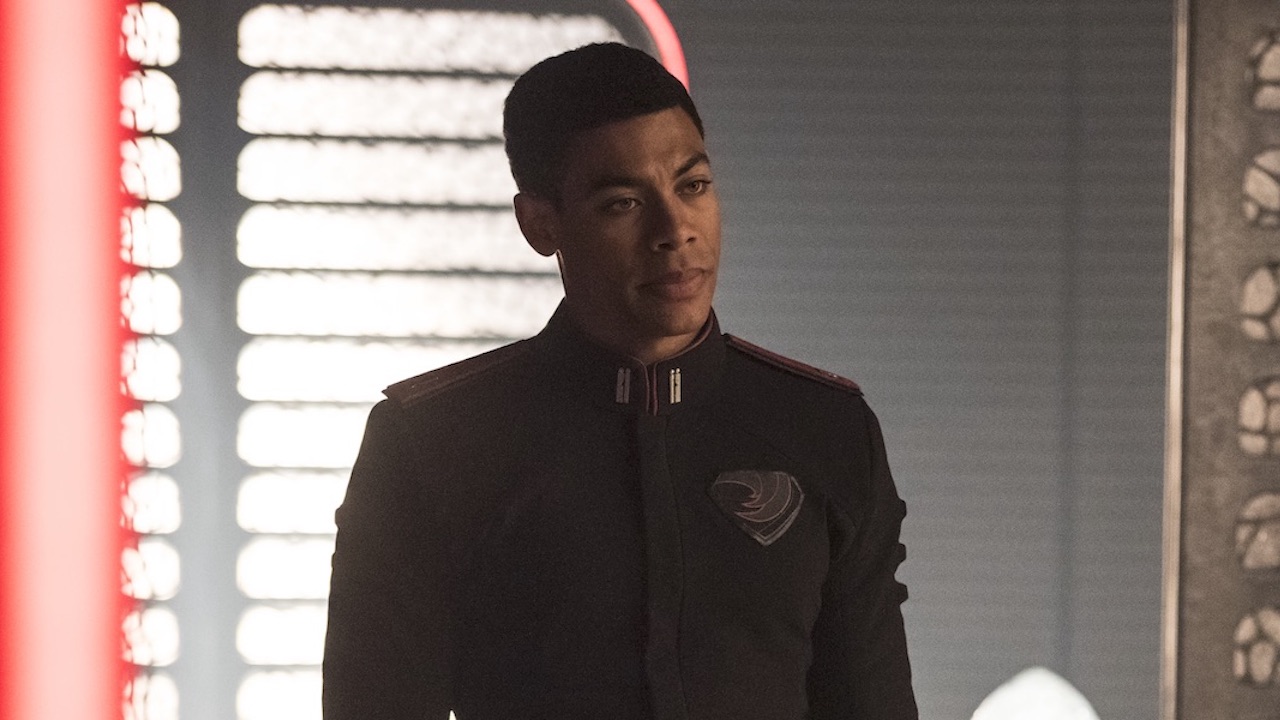 Aaron Pierre como Dev-Em en la serie Krypton